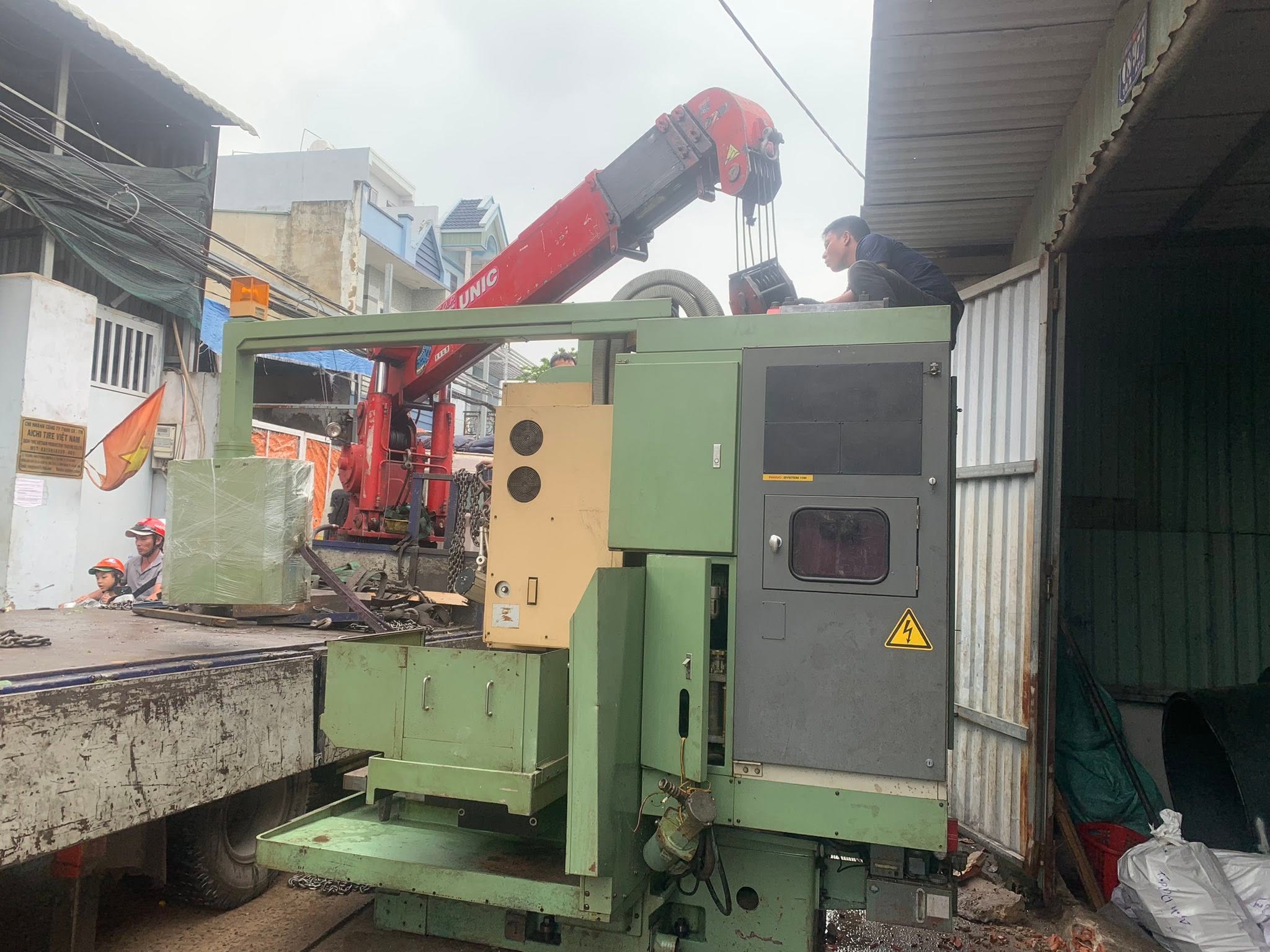 Cẩu lắp đặt máy CNC bổ sung vào xưởng