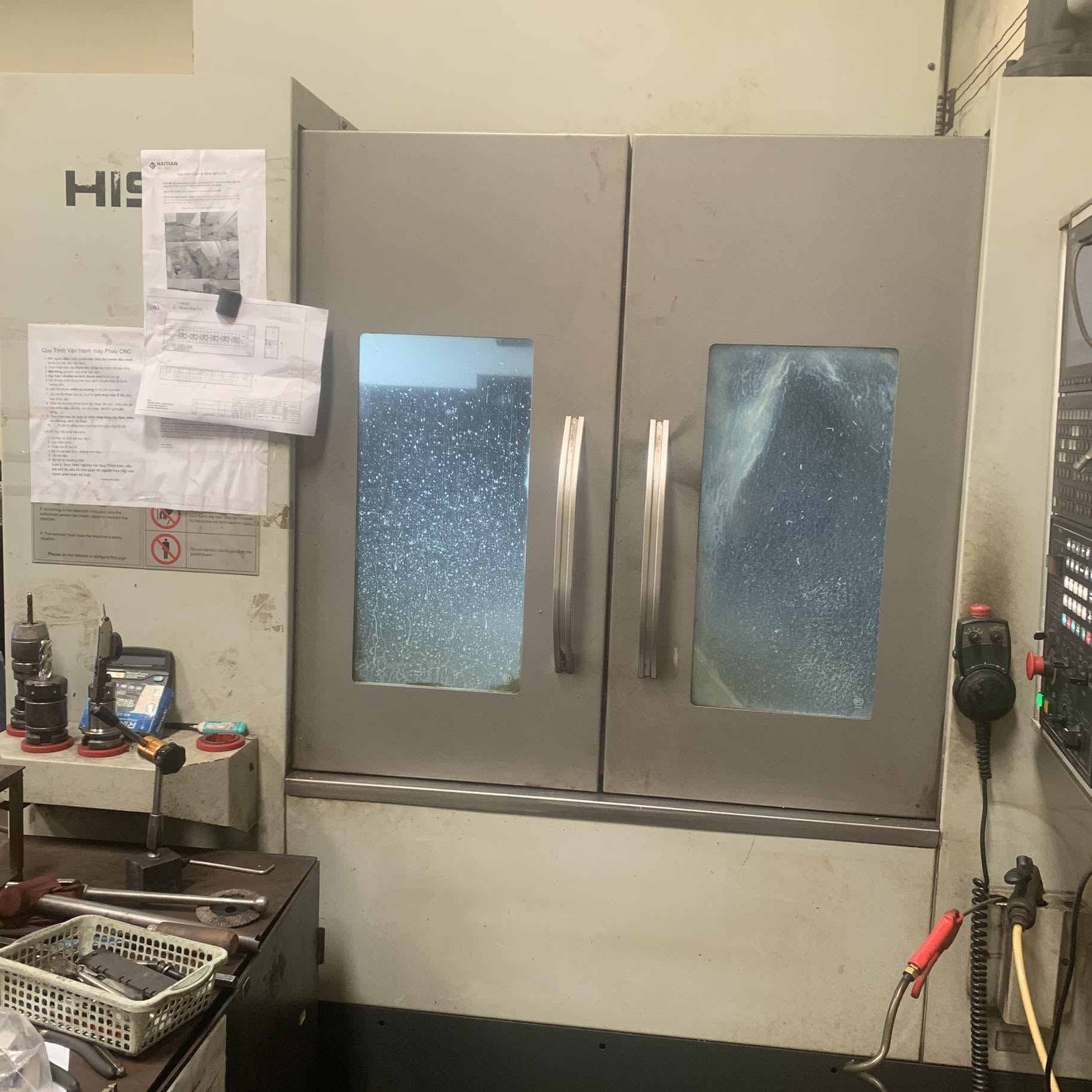Máy phay CNC HISION đang vận hành